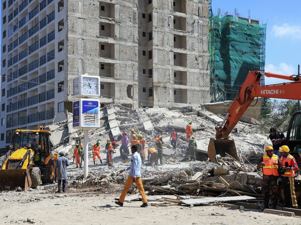    Последствия обрушения строящегося шестнадцатиэтажного здания в южном районе кенийской столицы Найроби | © AP Photo / Andrew Kasuku