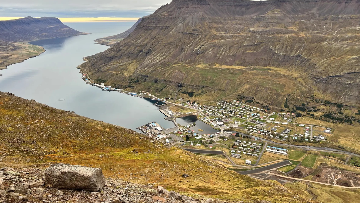 Сейдисфьордюр — город-порт и центр общины на востоке страны, стоящий на берегу, как не сложно догадаться, Сейдис-фьорда