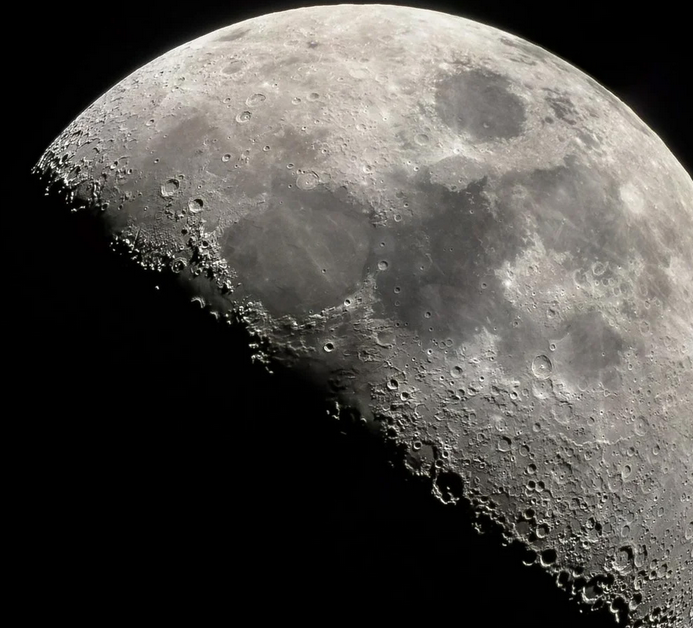 Рис. 1. Луна - один из интересных объектов для наблюдения в 2026-м. Ожидается как солнечное, так и лунное затмение. 