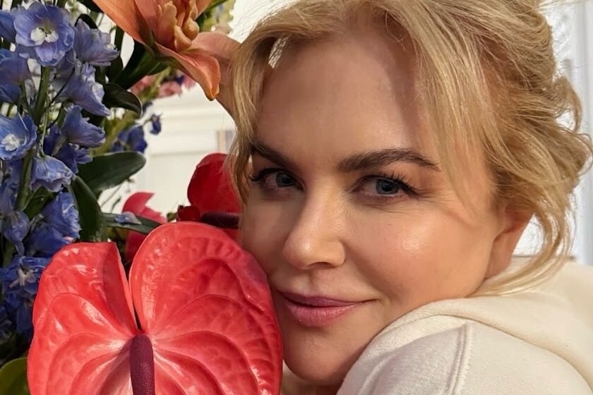     Николь Кидман после разрыва с мужем сняли в обнимку с дочками во время фейерверка в Австралии