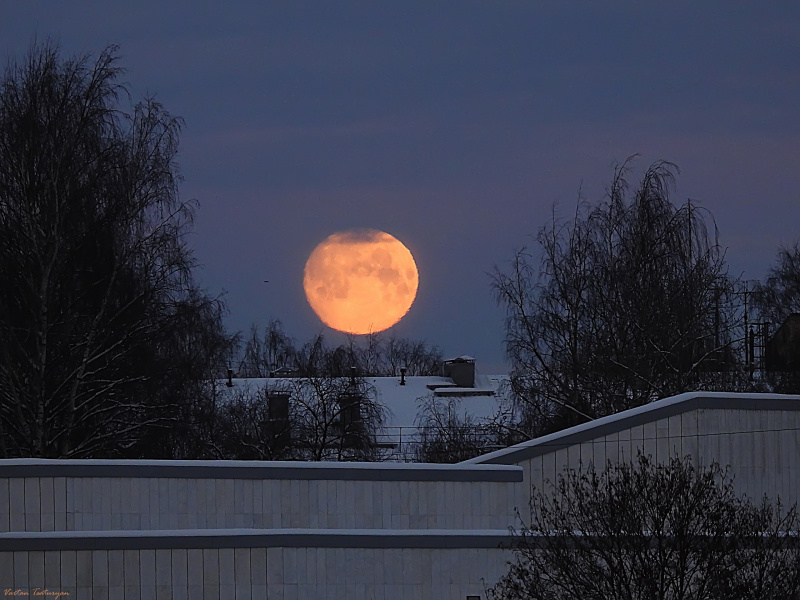    Фотограф запечатлел закат растущей Луны над ПетрозаводскомВартан Цатурян / ВК