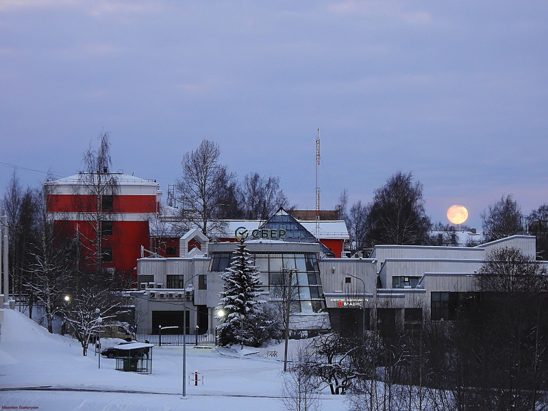   Фотограф запечатлел закат растущей Луны над ПетрозаводскомВартан Цатурян / ВК