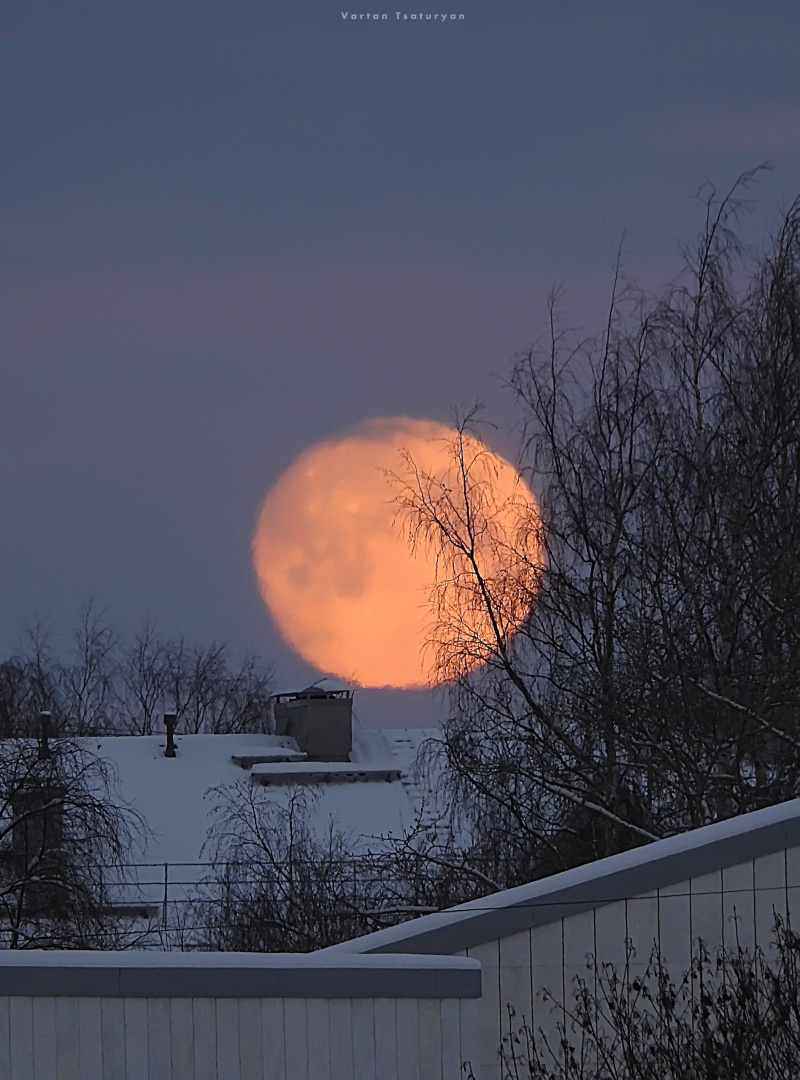    Фотограф запечатлел закат растущей Луны над ПетрозаводскомВартан Цатурян / ВК