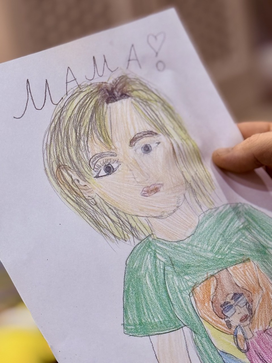 Рисунок Настеньки: подарок маме.