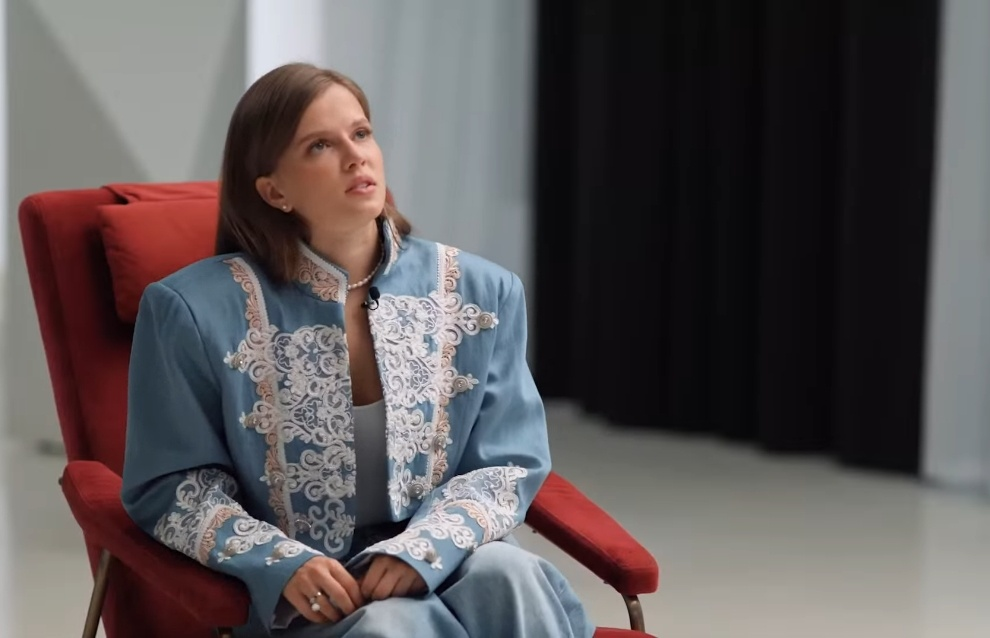 кадр из интервью Ники Здорик у Юлии Меньшовой