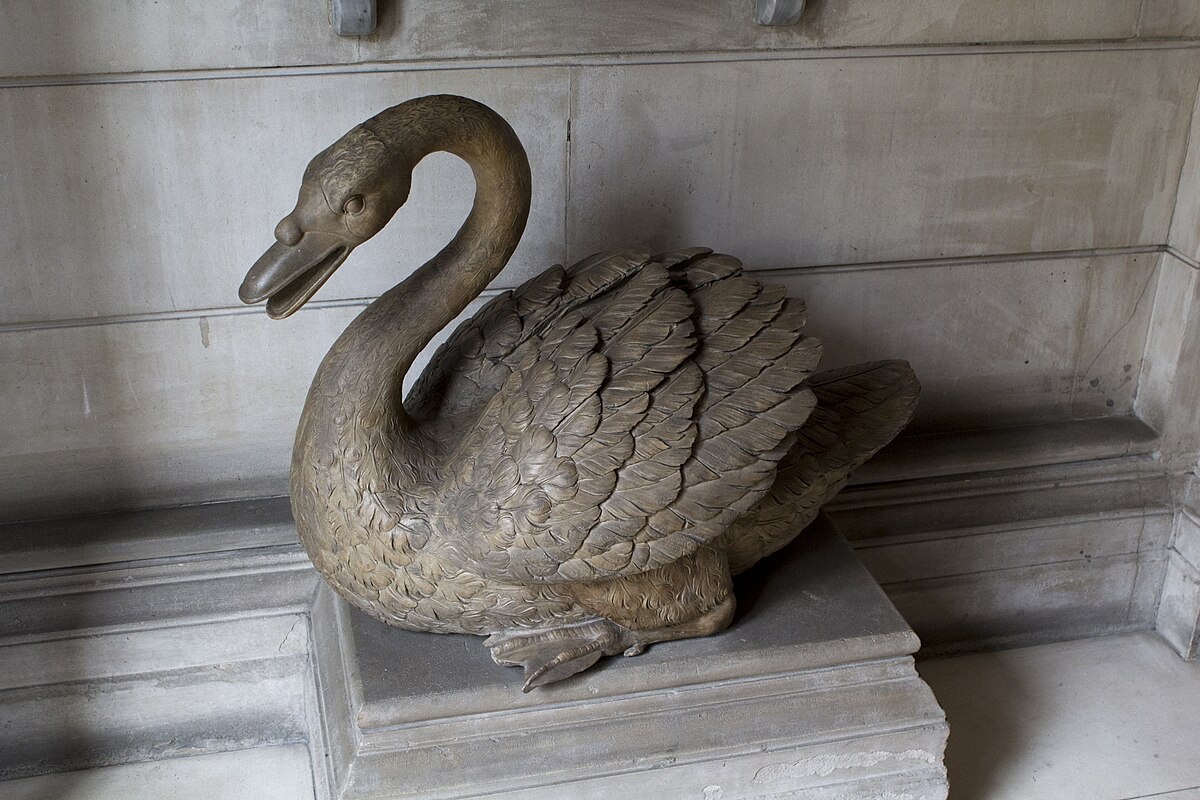 Виннерс-холл, Лондонский сити. Лебедь у входа из камня Коуд. Источник: Wikimedia