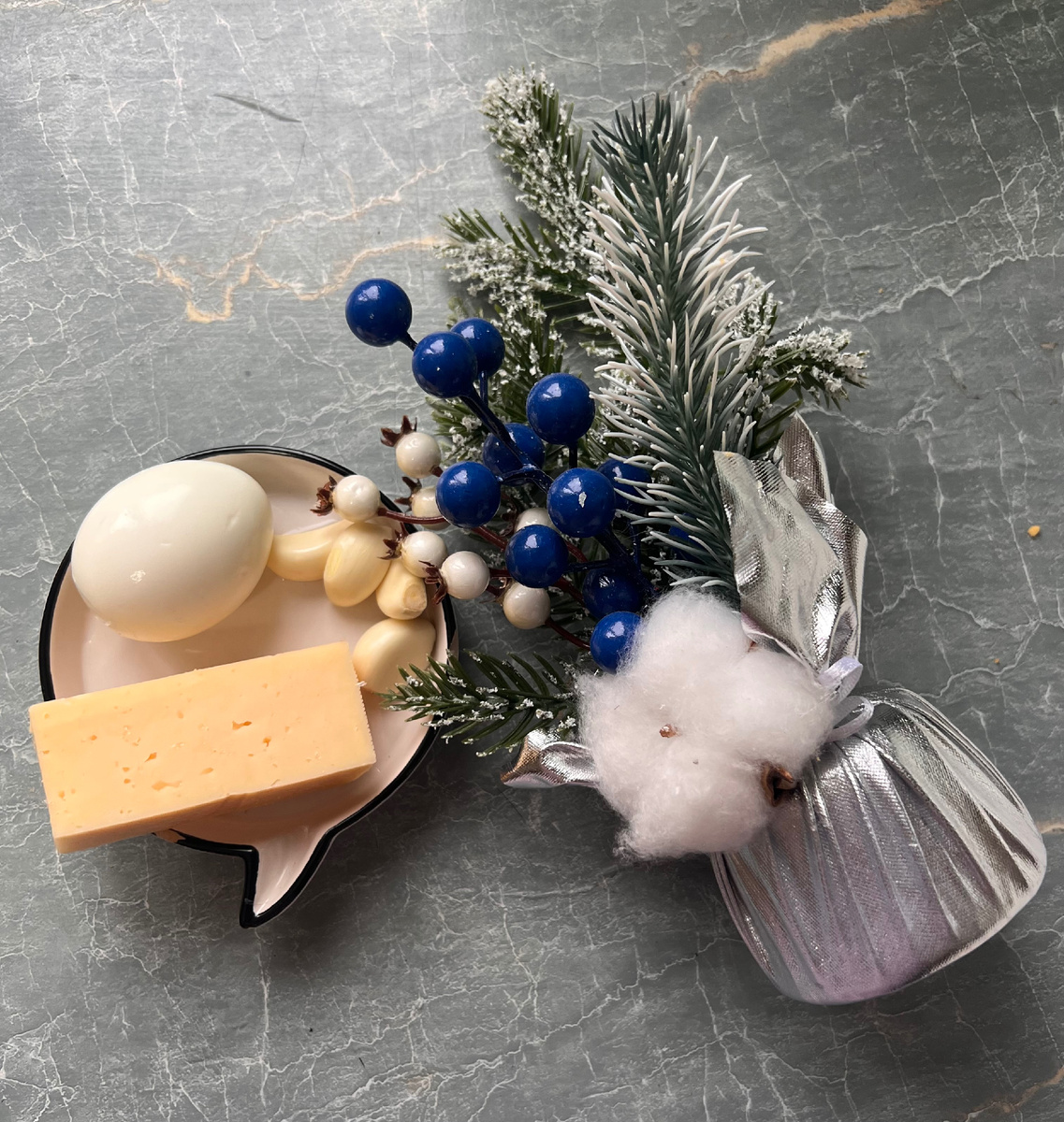 Чуть позже я добавила еще творожный сыр, поскольку мне показалось, что начинки получается маловато.