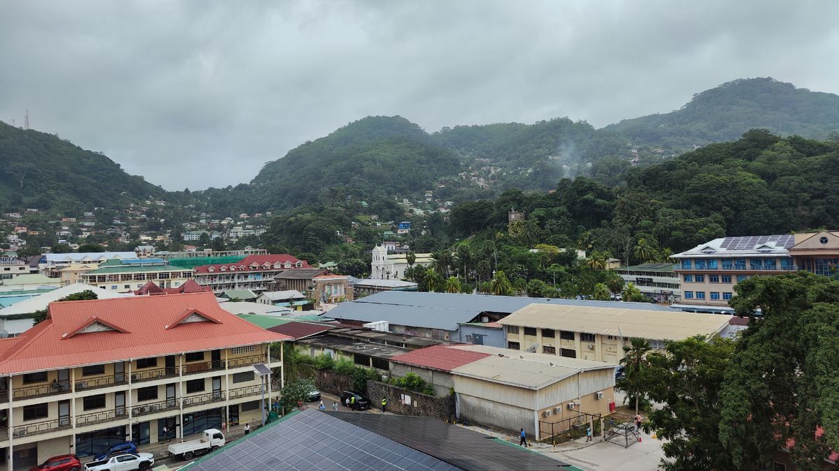Погода днём. Вид с балкона нашей гостиницы Quadrant.