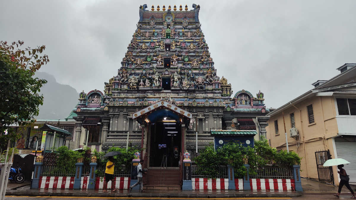 Индуистский храм Арул Миху Навасакти Винаягар. Фото из-под зонтика.