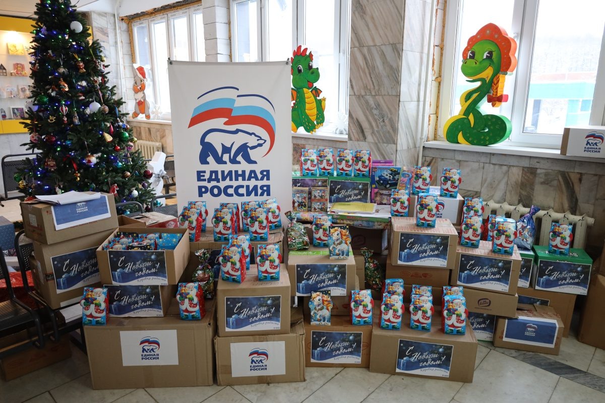    Для детей собрали сладкие наборы, а также игрушки, развивающие игры и канцелярские товары