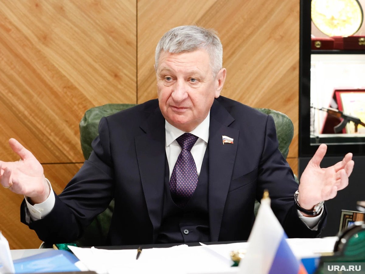     Муратов подвел итоги года в микроавтобусе Mercedes во время поездки в округ