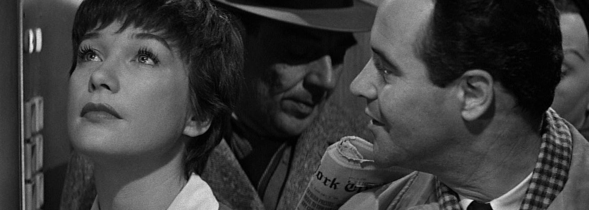 "- Зеркало... оно разбито. - Да, я знаю. Мне так нравится. Так я выгляжу так, как себя чувствую." Фото: kino.mail.ru