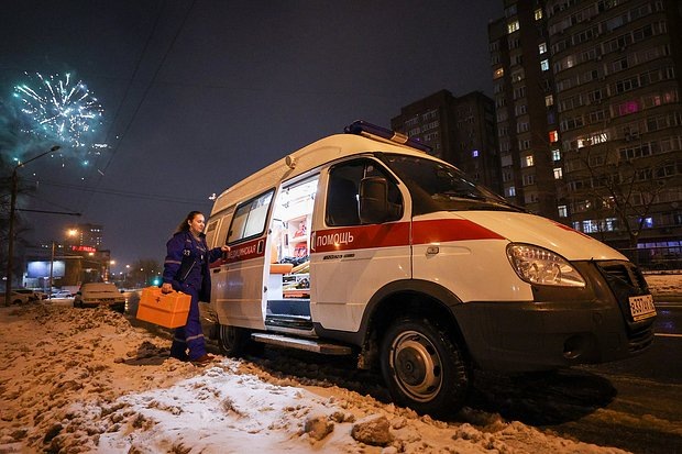    Работа бригады скорой помощи в новогоднюю ночь в Ростове-на-Дону.. Фото: Эрик Романенко / ТАСС