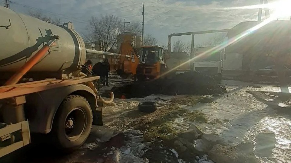 Рабочие Астрводоканала устраняли аварии на сетях прямо в новогоднюю ночь