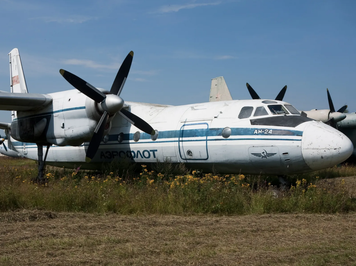 Заброшенный Ан-24, ранее принадлежавший «Аэрофлоту». (Габор Сабо)