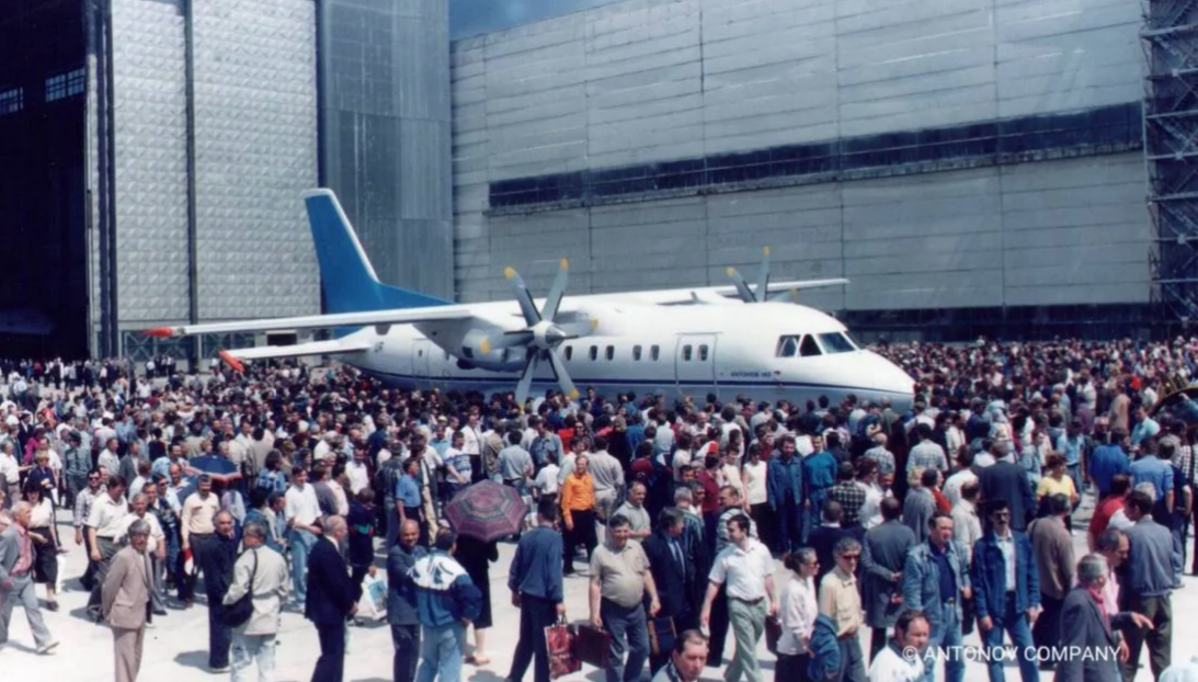 Первый Ан-140 представлен публике. (Антонов)