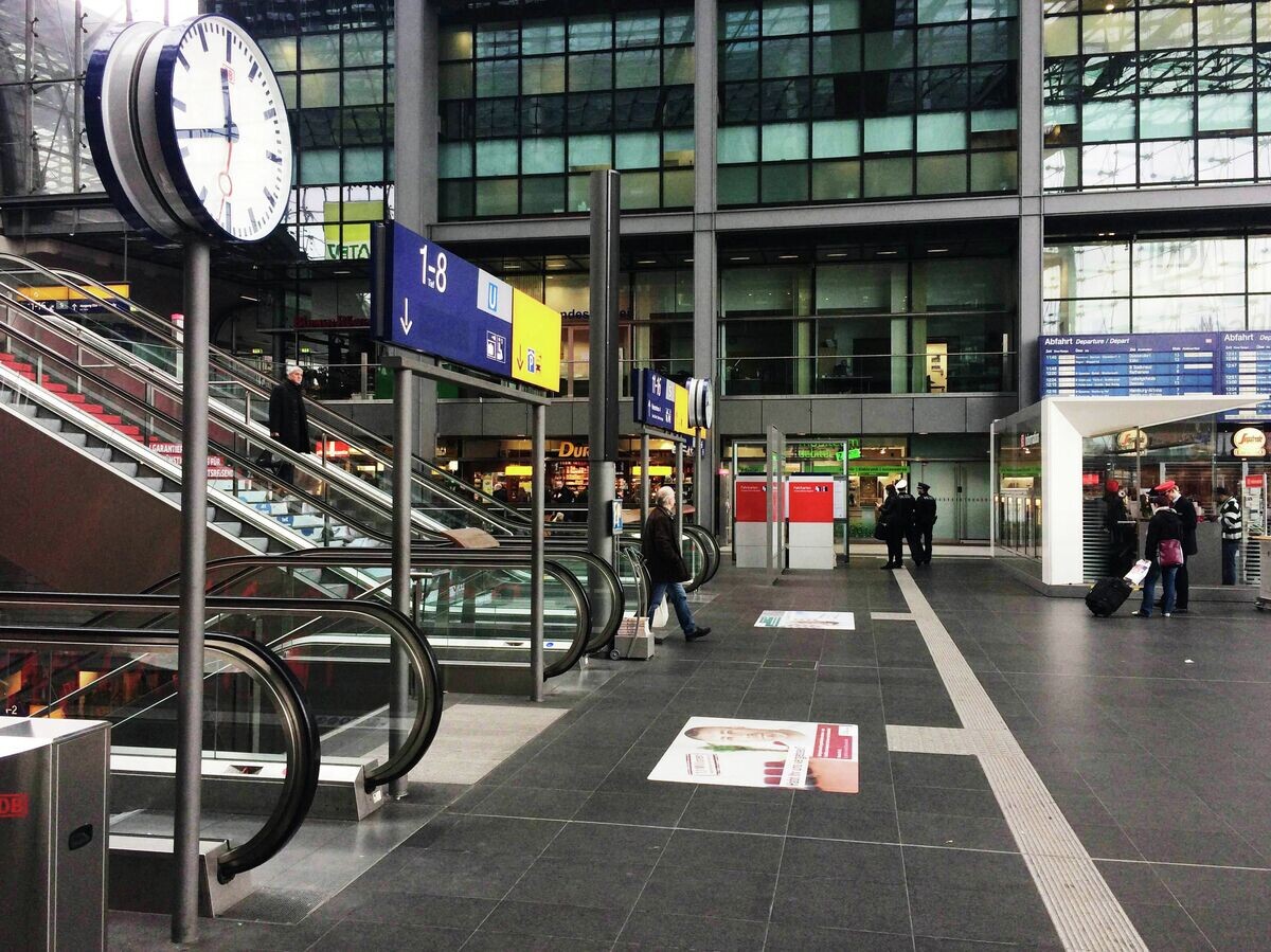    Пассажиры на Центральном железнодорожном вокзале Берлина | © РИА Новости / Татьяна Фирсова