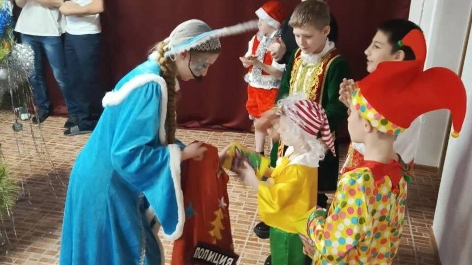 Полицейские организовали театральное представление для детей под Волгоградом