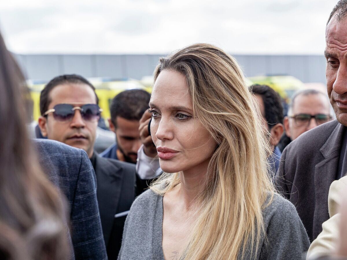    Анджелина Джоли во время посещения контрольно-пропускного пункта "Рафах" на границе Египта и сектора Газа | © AP Photo / Mohammed Arafat