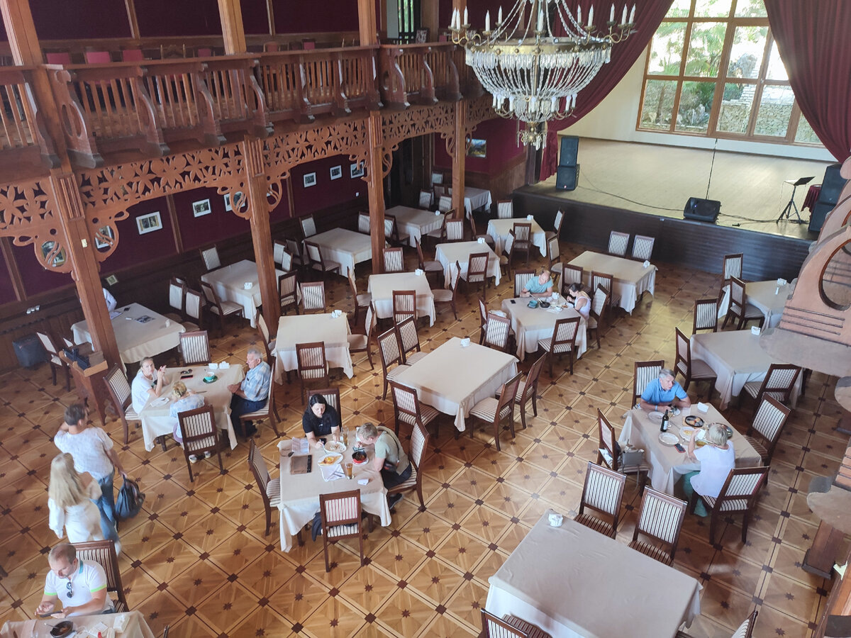 Оплатив депозит, мы с женой пообедали и поснимали ресторан. Фото: Виктория Минаева.