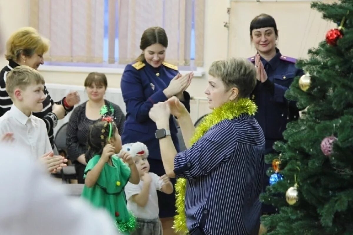    Сотрудники СК поздравили с Новым годом воспитанников детского дома в Торжке