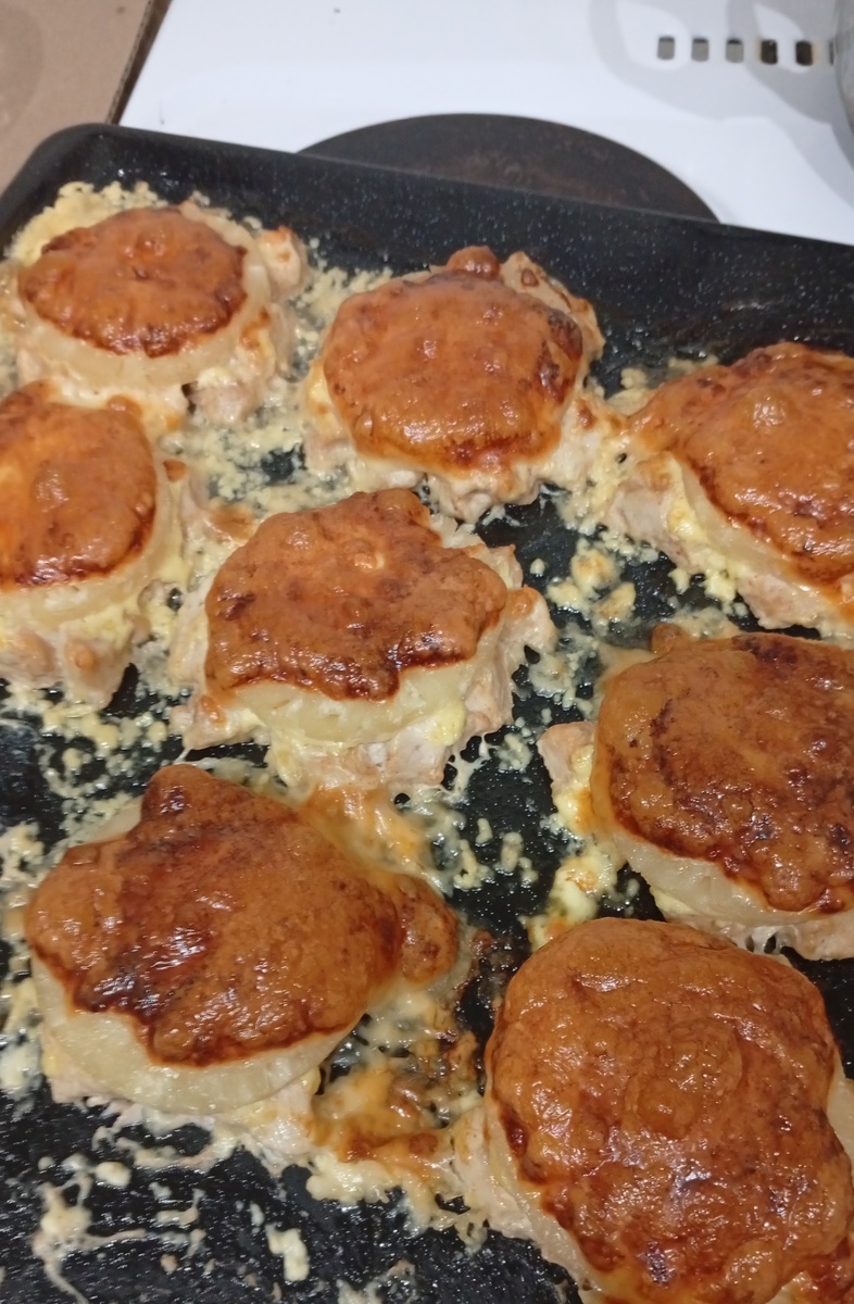 Сверху корочка сырная. 