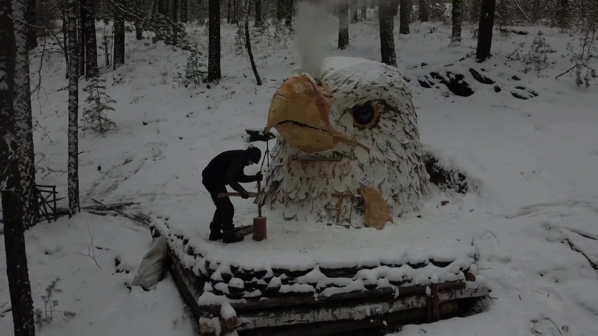   Житель Башкирии построил в лесу необычную хижину в форме головы орлана