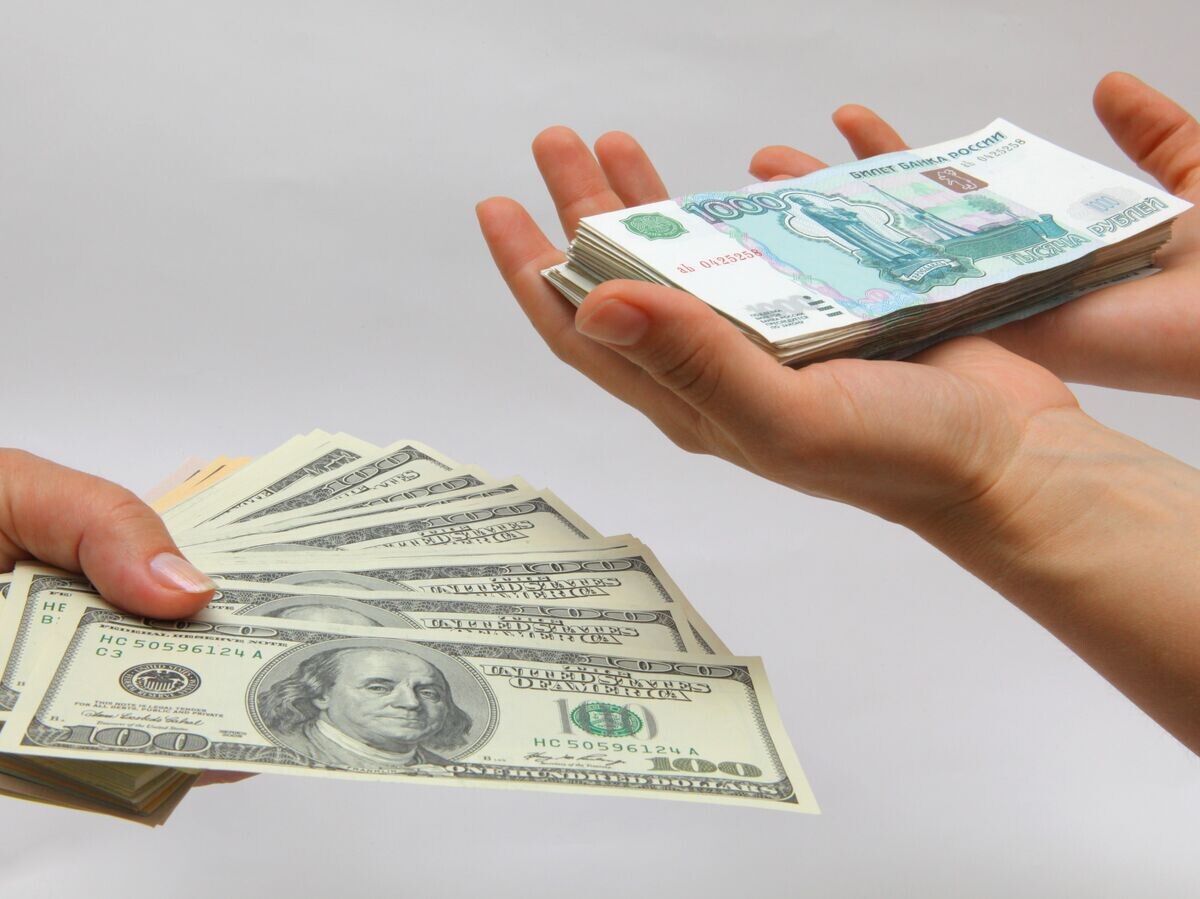   Рублевые и долларовые купюры© РИА Новости . Илья Питалев