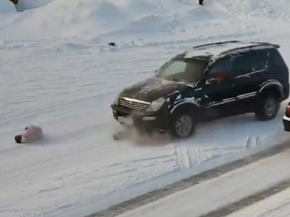    Женщина-водитель на полной скорости сбила двух семилетних девочек на пешеходном переходе в красноярском городе Кодинск | © Стоп-кадр видео с камеры видеонаблюдения