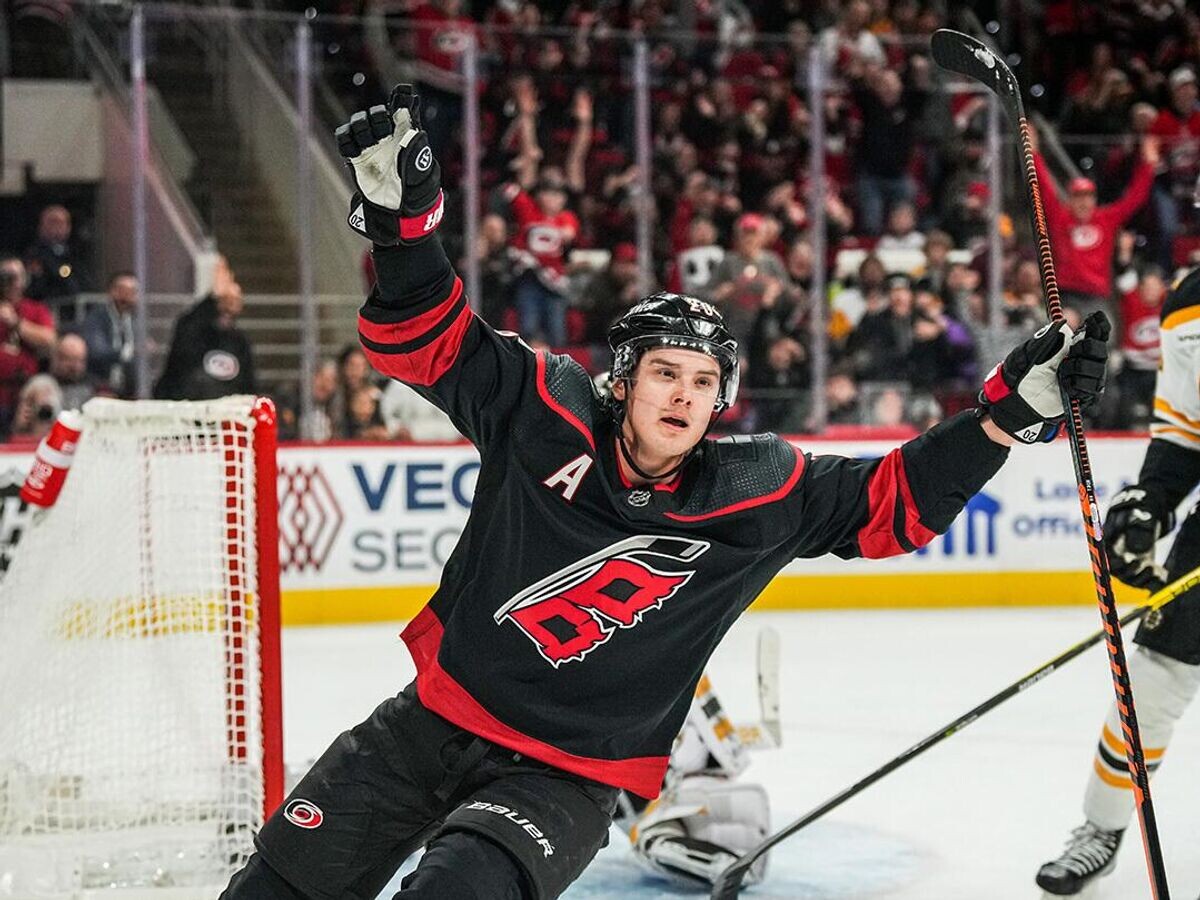    Хоккеист "Каролины Харрикейнз" Себастьян Ахо в матче НХЛ | © пресс-служба клуба "Каролина Харрикейнз"