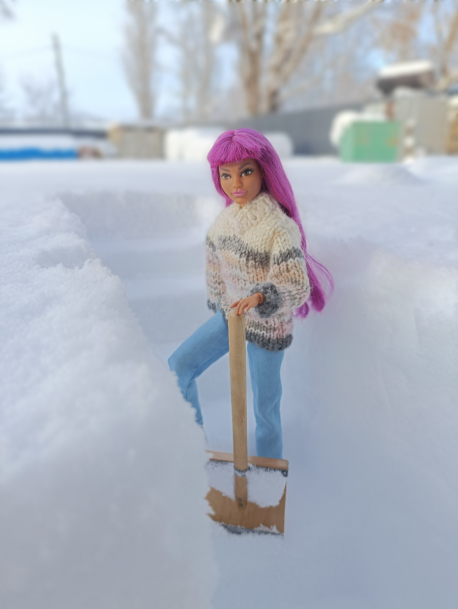 Бекки вырезала ступеньки в снегу.