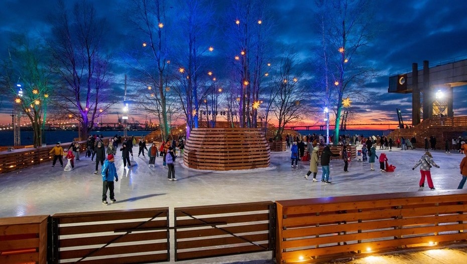    Горожане катаются на коньках в "Севкабель Порт". Автор фото: Ермохин Сергей
