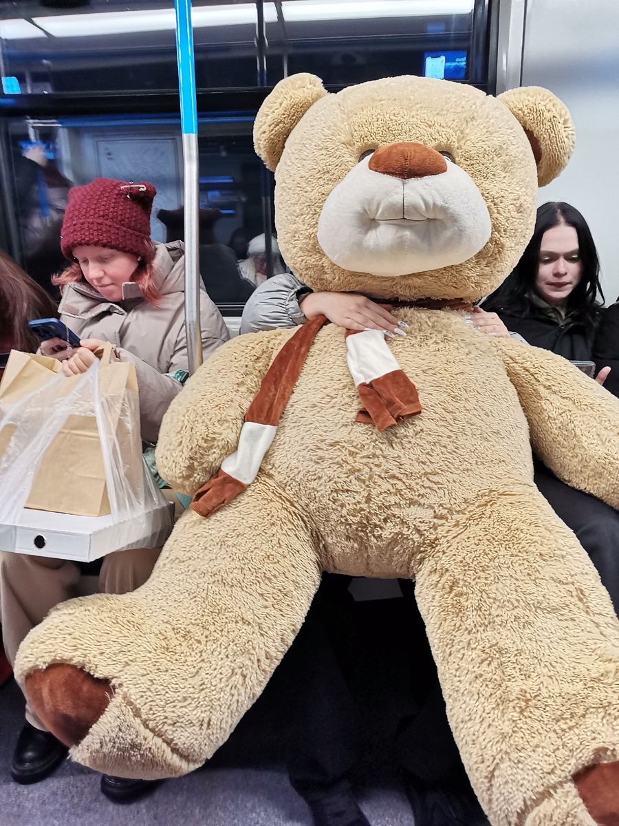 У каждой вещи есть свой Творец! Готовая вещь — его, Творца, исполненный замысел. Замысел исполняется как в одиночку, так и в кооперации. Человечество есть большой кооператив! Догадайтесь, откуда к нам приехал этот мишка. Скорее всего из Китая. Кооперация всех со всеми!