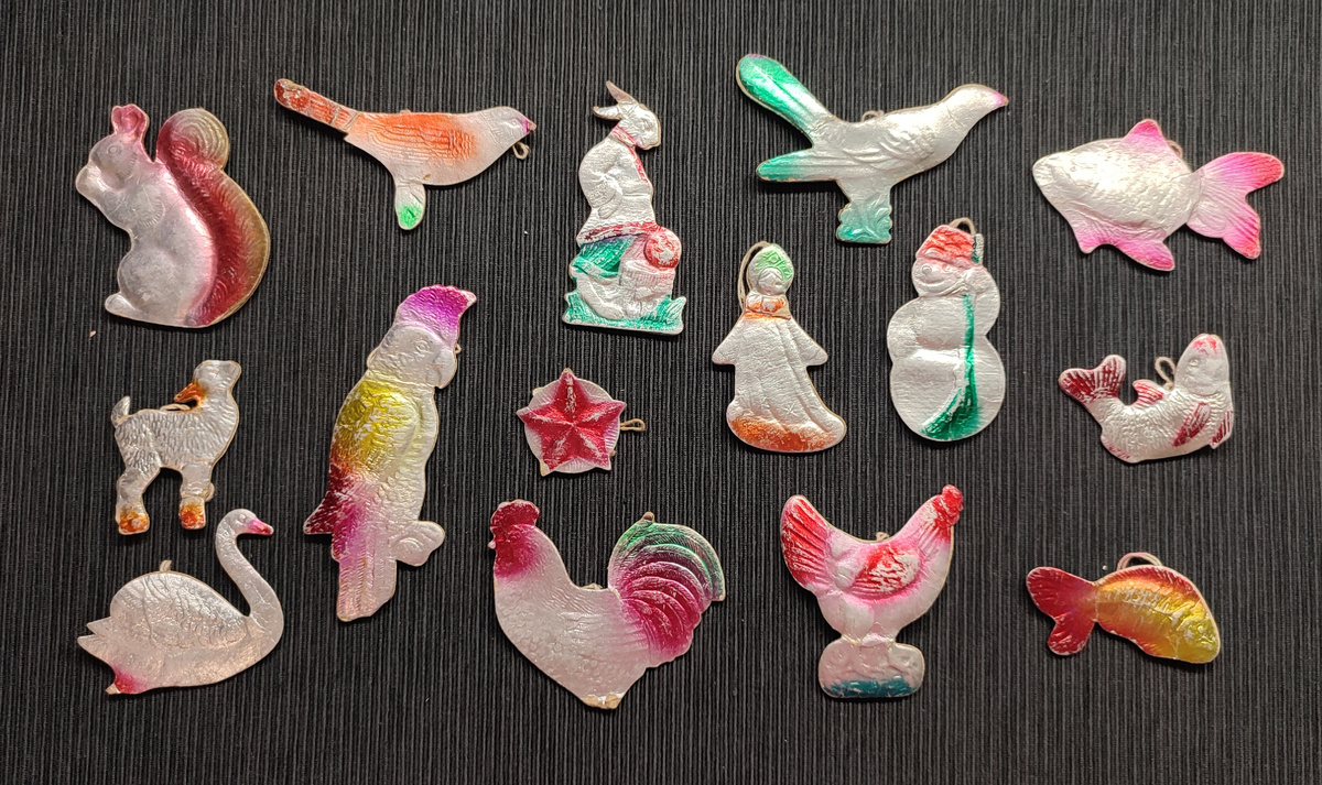 Такие вот звери, рыбы, птицы, персонажи лежали в темной коробке лет 40-50, наверное. 