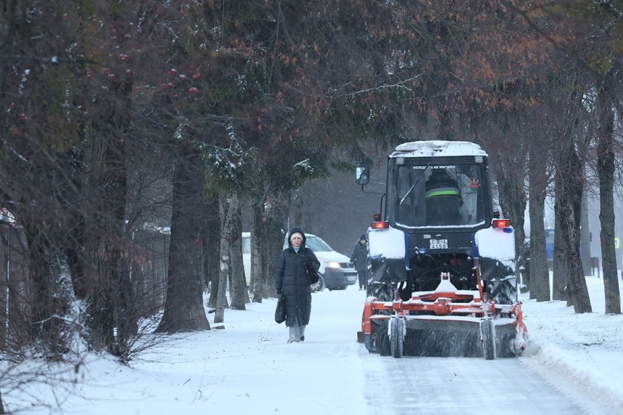     Более тысячи единиц техники борются со снегом по всей стране