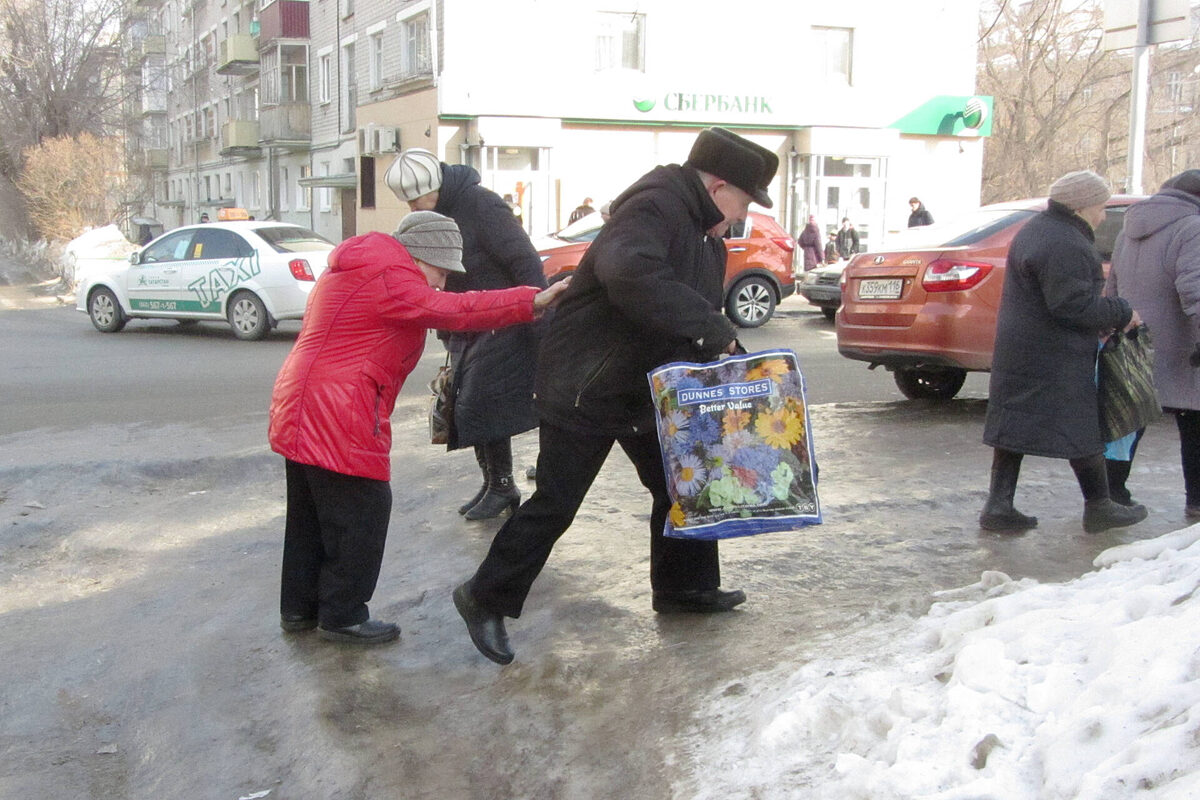 «В первый день, когда выпал снег, а на дорогах образовался гололед, только в промежуток с 11 до 16 часов дня в наш травмпункт обратились девять пожилых женщин»Фото: © «Татар-информ»