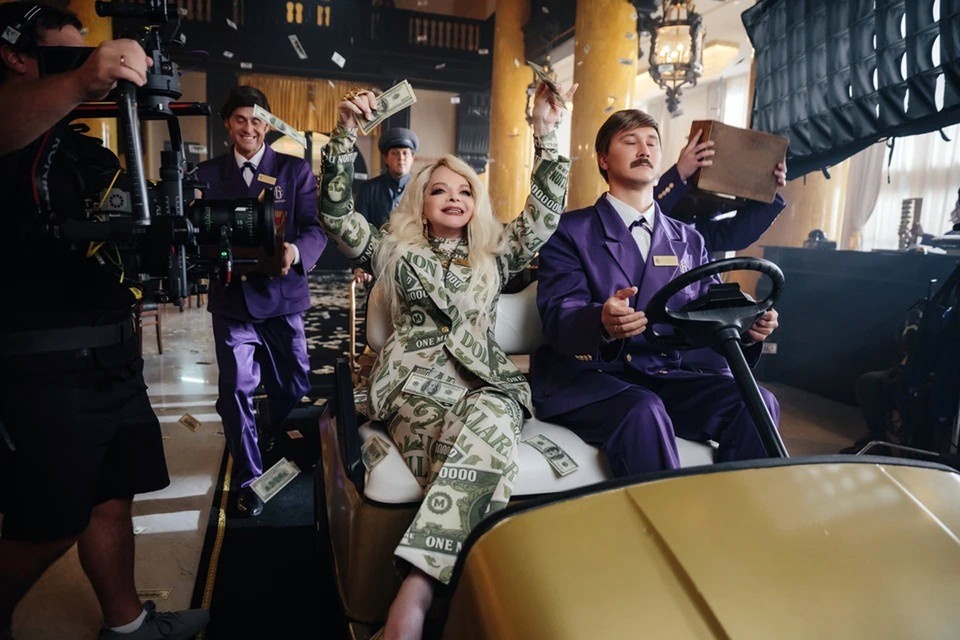    Лариса Долина в роли тетки товарища Саахова. Фото: канал ТНТ