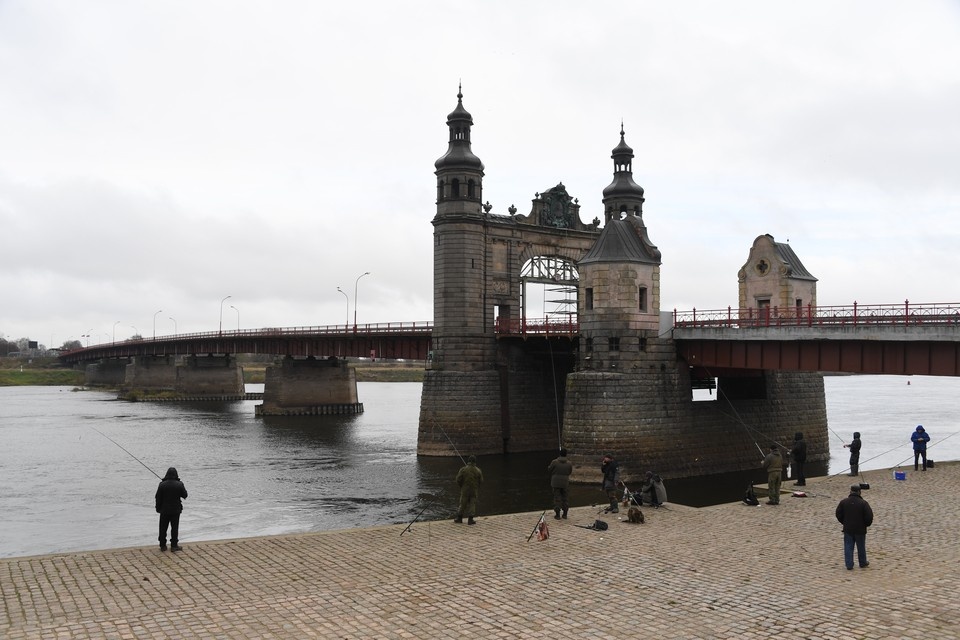    Насколько известно, мост королевы Луизы калининградцы со своей стороны минировать не собираются. Иван МАКЕЕВ