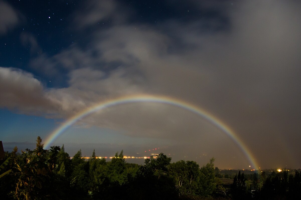 https://en.wikipedia.org/wiki/File:Moonbow,_Kula,_Hawaii..jpg