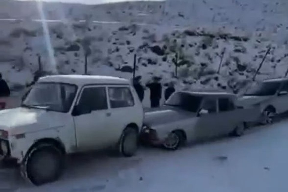    Водители не справились с управлением на заснеженной дороге. Фото: стоп-кадр видео соцсетей очевидцев