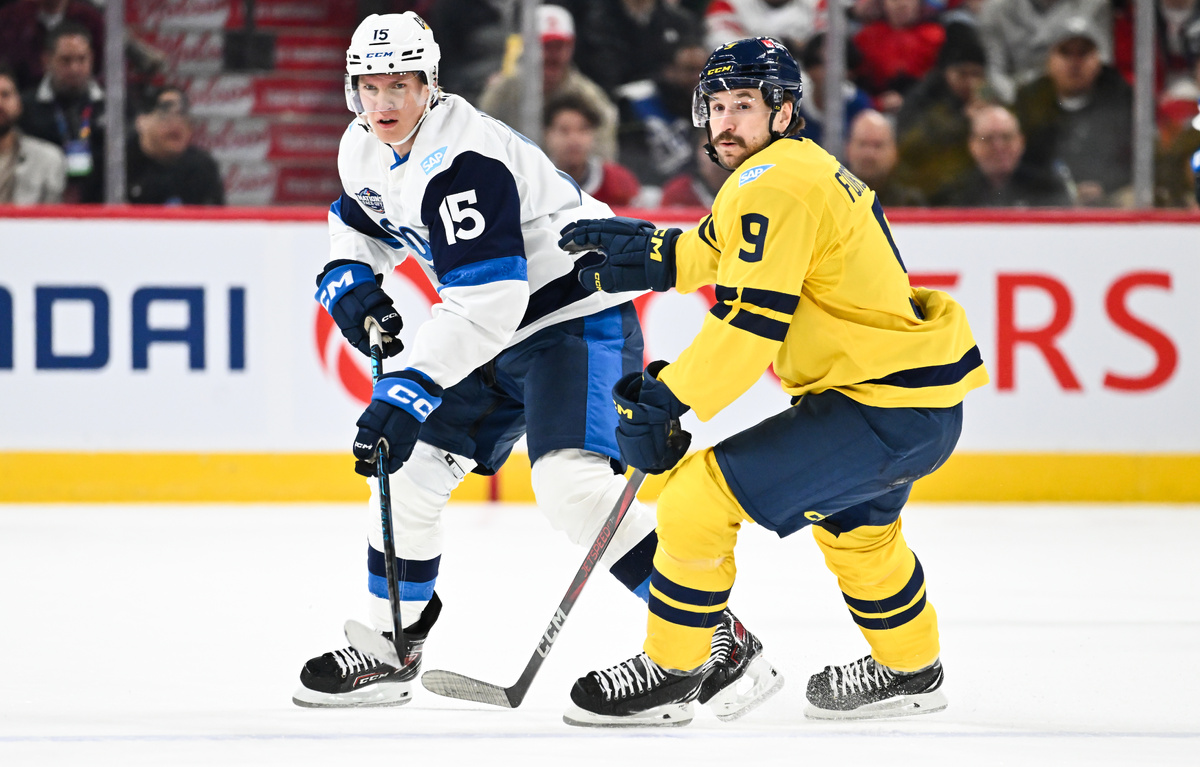    Нападающий сборной Финляндии Антон Лунделл и нападающий сборной Швеции Филип Форсберг  Minas Panagiotakis/Getty Images