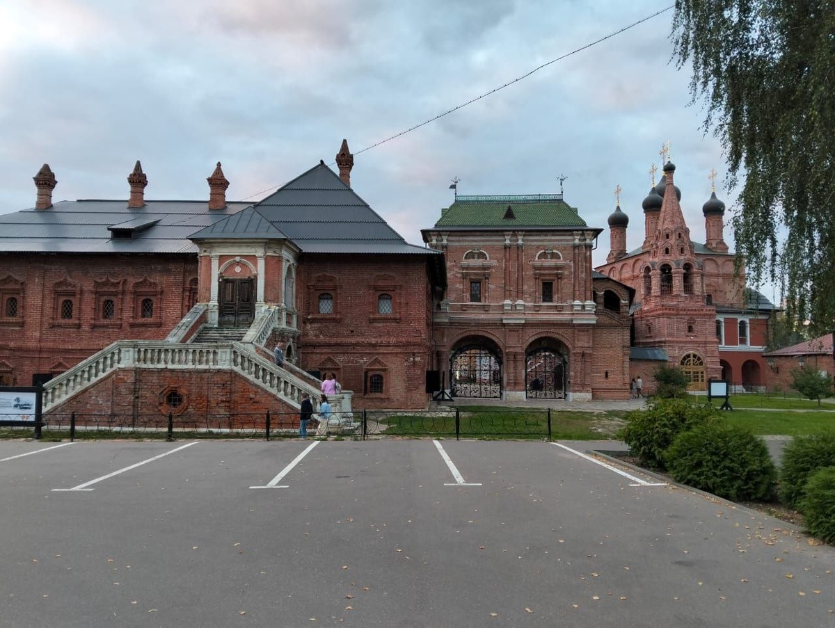 Вид на Крутицкое подворье от Приказных палат