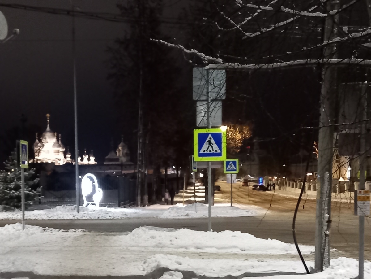 Вид на Успенский собор с перекрестка Ленинской и Окружной. Фото автора.