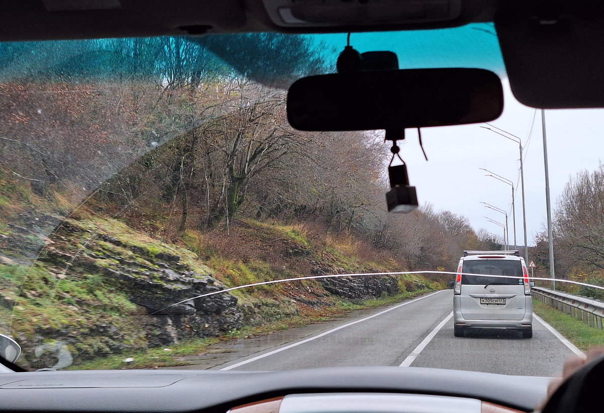 Зима. Декабрь. Зелени меньше, но есть. Справа море, слева - горы