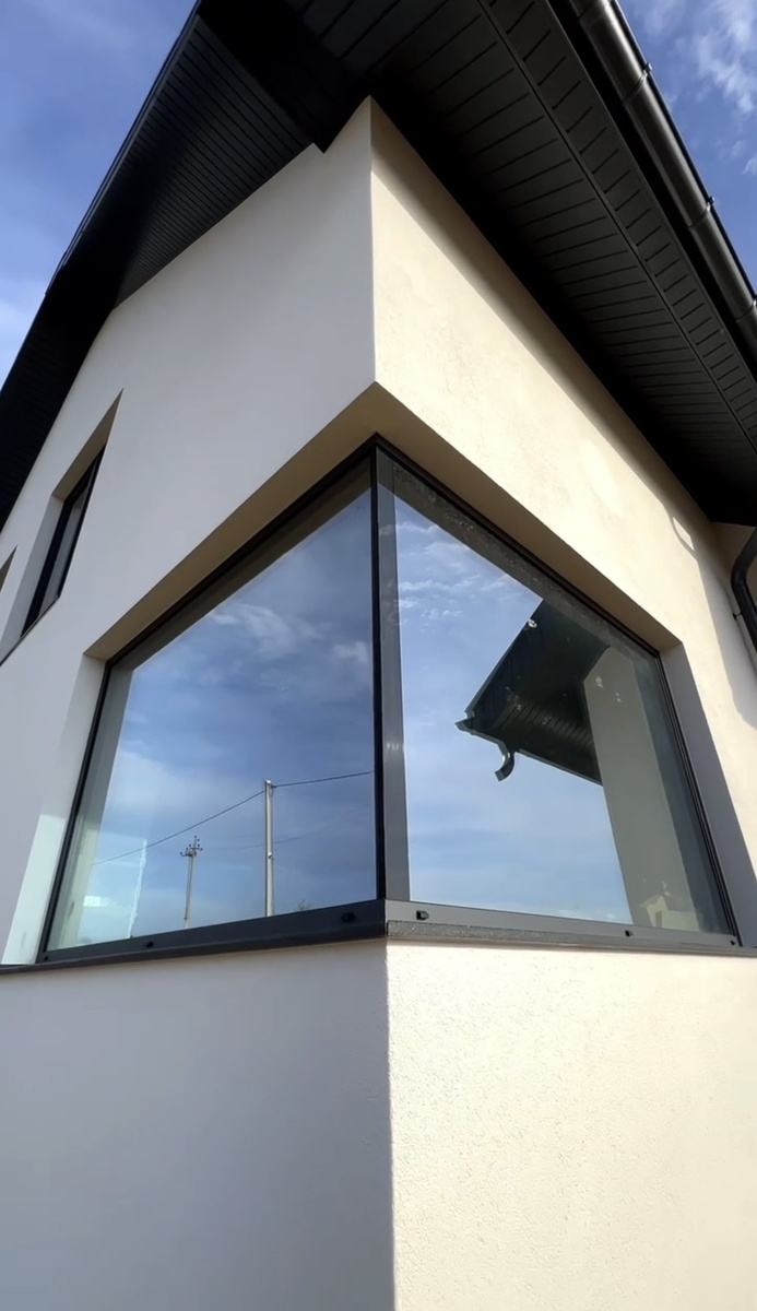 Структурный угол в кухонном окне 