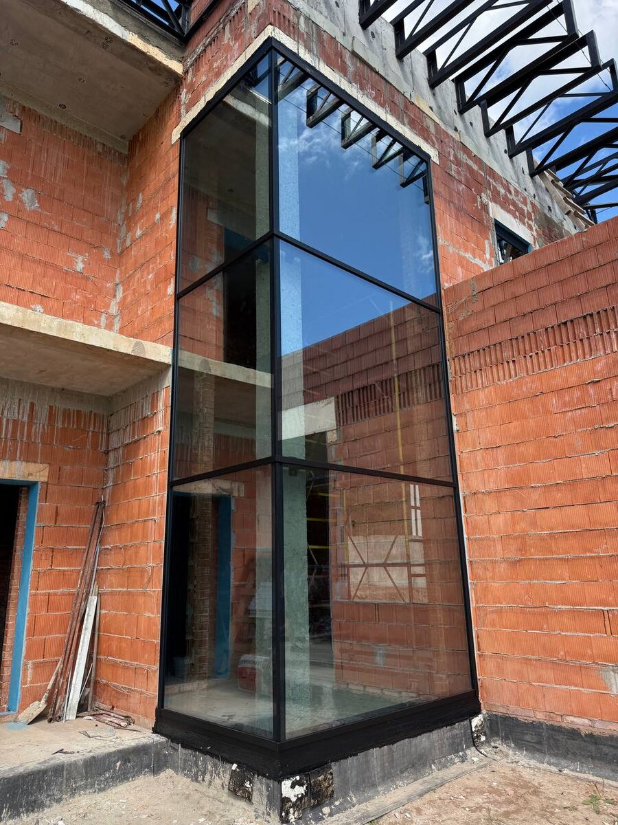 Структурный угол в зоне гостиной.