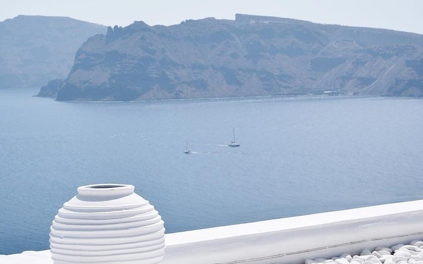 Санторини, Греция - белый город в синих волнах