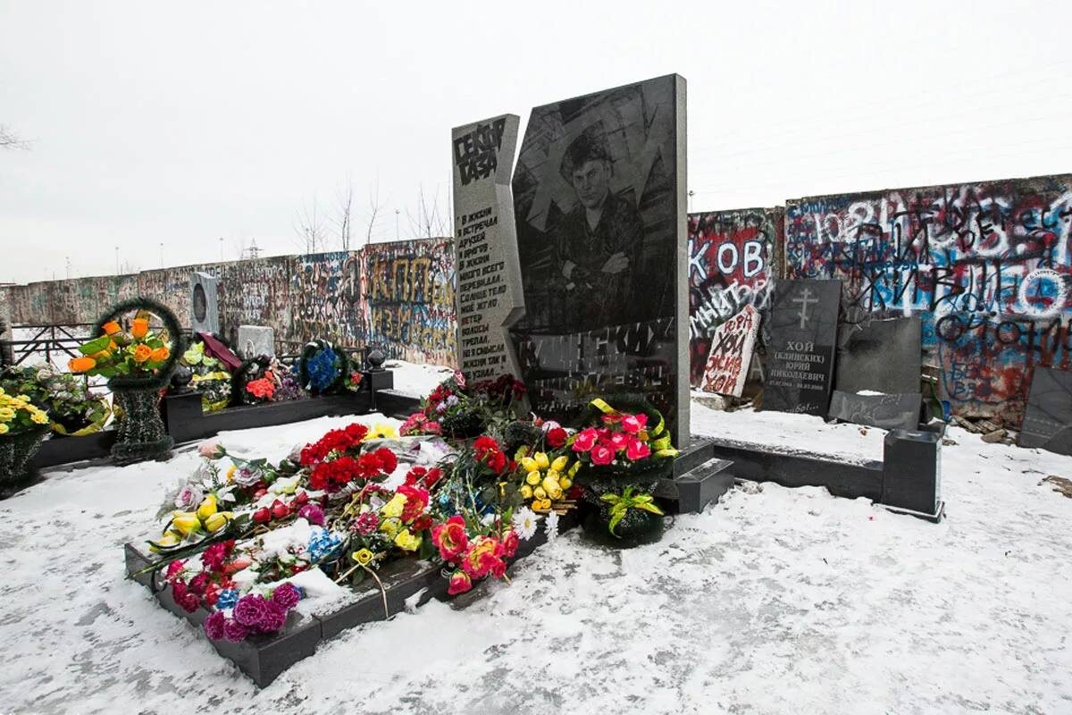 Так выглядит могила Хоя зимой...