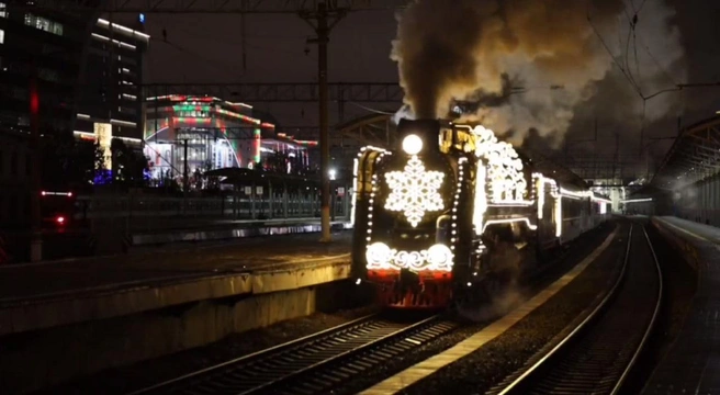  Разукрашенный белым состав промчался на фоне зеленой травы и навел на вопрос: не пора ли москвичам ожидать зимней погоды?