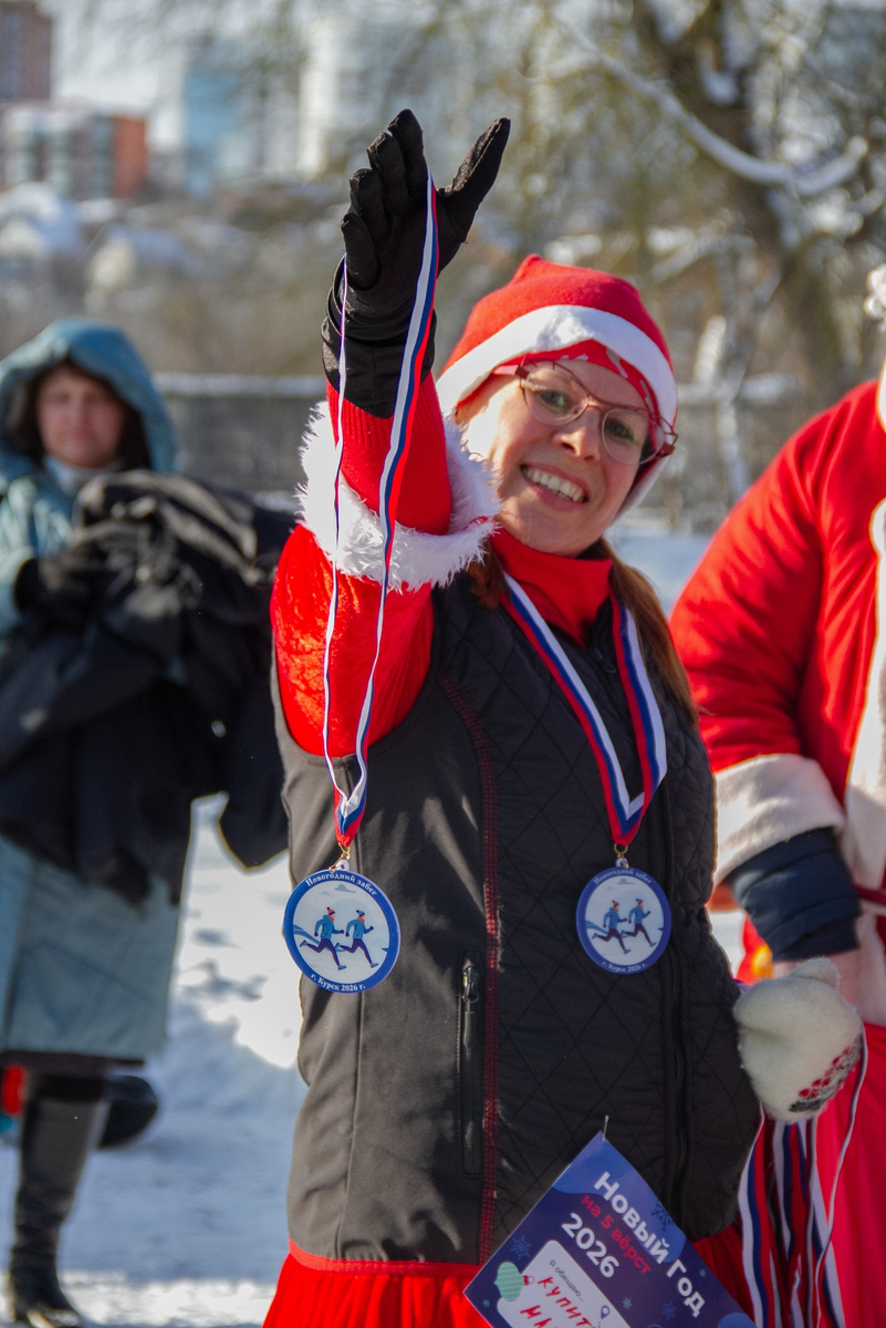 Фото: Люда Андреева . Каждому финишеру полагалась памятная медаль. На фото Юлия Кривоногова, которая и организовывала зарядку и помогала на финише.